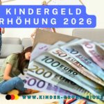 Kinder toben auf dem Sofa, vorne sitzen erschöpfte Eltern, davor Geldscheine